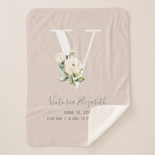 Blush Pink Floral Letter V Baby Script Geburtsstun Sherpadecke (Vorderseite)