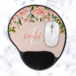 Blush Pink Floral Rosen Script Monogram Gel Mousepad<br><div class="desc">Dieses elegante personalisierte Mauspad verfügt über ein Monogramm und einen Vornamen in modernem rosa und weißem Schrift auf einem rot-rosa Hintergrund. An der oberen Grenze ist eine üppige Anordnung von Rosen und Grünpflanzen in Rosa und Rosa gehalten.</div>