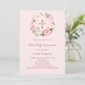Blush pink florals cross First Communion Einladung (Stehend Vorderseite)