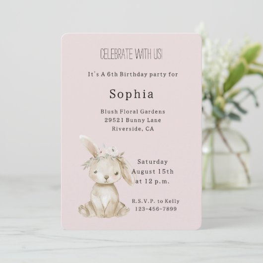 Blush Pink Flowers Bunny Birthday Einladung (Stehend Vorderseite)