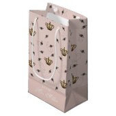 Blush Pink Future Mrs Queen Bee Gold Crown Kleine Geschenktüte (Vorderseite Schrägansicht)