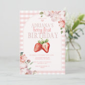 Blush Pink Gingham Berry Sweet Birthday Einladung (Stehend Vorderseite)