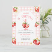 Blush Pink Gingham Strawberry Daisy Birthday Einladung (Stehend Vorderseite)