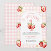 Blush Pink Gingham Strawberry Daisy Birthday Einladung (Vorne/Hinten)