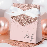 Blush Pink Girl Glitzer Monogram Name Geschenkschachtel<br><div class="desc">Girly Rose Gold - Blush Pink Sparkle Glitzer Monogram Name and Initial Paper Party Geschenkboxen Das macht den perfekten 16 Geburtstag,  Hochzeit,  Brautparty,  Jubiläum,  Babydusche oder Junggeselinnen-Abschied Geschenk für jemanden,  der Lieben glamourösen Luxus und schicke Stile.</div>