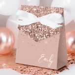 Blush Pink Girl Glitzer Monogram Name Geschenkschachtel<br><div class="desc">Girly Rose Gold - Blush Pink Sparkle Glitzer Monogram Name and Initial Paper Party Geschenkboxen Das macht den perfekten 16 Geburtstag,  Hochzeit,  Brautparty,  Jubiläum,  Babydusche oder Junggeselinnen-Abschied Geschenk für jemanden,  der Lieben glamourösen Luxus und schicke Stile.</div>