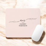 Blush Pink Girly Calligrafy Monogram Heart Mousepad<br><div class="desc">Fügen Sie eine Touch Eleganz in Ihren Arbeitsbereich mit diesem schicken, gürtelmäusepad hinzu! Dieses Mousepad mit seinem Monogramm in zarter extravaganter Kalligraphie, mit Herzenslust geschmückt, und dem Namen unten in einem eleganten, modernen serifenlosen Schriftart, ist so stilvoll wie funktionell. Mit seiner rot-rosa Farbe ist es das perfekte Accessoire für geschäftliche...</div>