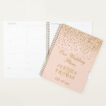 Blush Pink & Glam Gold Confetti Wedding Planer<br><div class="desc">Mit diesem eleganten und sehr trendigen Hochzeitsplaner bereiten Sie sich auf Ihren großen Tag stilvoll vor. Das Design ist einfach zu personalisieren mit Ihren eigenen Namen und Hochzeitsdatum und Sie können alle Ihre Design-Ideen, wichtige Hochzeitsinformationen und vieles mehr sicher in diesem personalisierten Planer behalten. Entsprechende Hochzeitssachen finden Sie in der...</div>