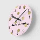 Blush Pink & Gold Dots Moderner Glam Lashes Salon Runde Wanduhr (Winkel)
