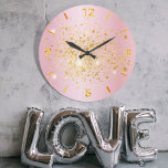 Blush pink gold glitter dust metal name script große wanduhr<br><div class="desc">A blush pink faux metallic looking background,  decorated with faux gold glitter dust. Golden numbers.</div>