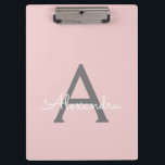 Blush Pink Gold Modernes Script Girl Monogram Name Klemmbrett<br><div class="desc">Blush Pink und Gray Monogram Name Planning Clipboard. Das macht den perfekten 16 Geburtstag,  Hochzeit,  Brautparty,  Jubiläum,  Babydusche oder Junggeselinnen-Abschied Geschenk für jemanden,  der Lieben glamourösen Luxus und schicke Stile.</div>