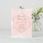 Blush Pink & Gold Spritzer Moderner Sweet 16 Party Einladung (Stehend Vorderseite)