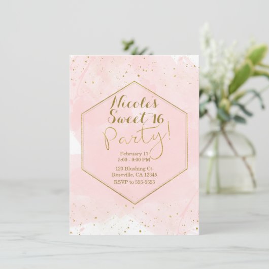 Blush Pink & Gold Spritzer Moderner Sweet 16 Party Einladung (Stehend Vorderseite)