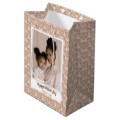 Blush Pink Golden Hearts Mother Day Mittlere Geschenktüte (Vorderseite Schrägansicht)