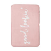 Blush Pink Good Lookin' Kalligrafie-Skript Badematte (Vorderseite Vertikal)