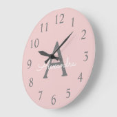 Blush Pink Grau Modern Script Girl Monogram Name Große Wanduhr (Winkel)