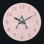 Blush Pink Grau Modern Script Girl Monogram Name Große Wanduhr<br><div class="desc">Blush Pink und Gray Simple Script Monogram Name Clock. Das macht den perfekten süßen 16 Geburtstag,  Hochzeit,  Brautparty,  Jubiläum,  Babydusche oder Junggeselinnen-Abschied Geschenk für jemanden,  der Lieben glamourösen Luxus und schicke Stile.</div>
