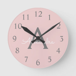 Blush Pink Grau Modern Script Girl Monogram Name Runde Wanduhr