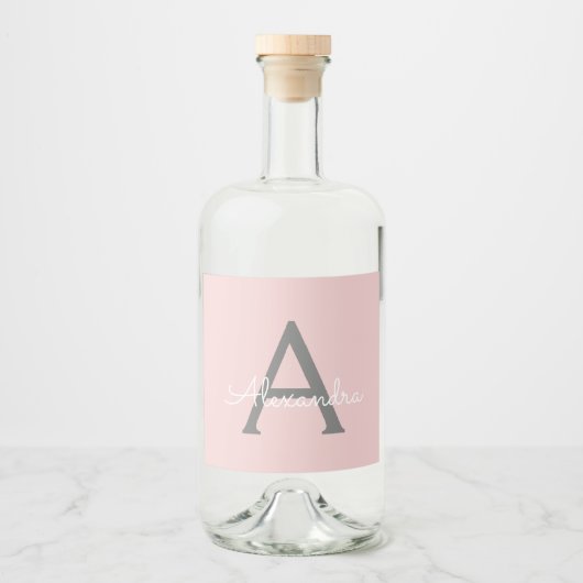Blush Pink Grau Modernes Script Girly Monogram Nam Alkoholflaschenetikett (Vorderseite)