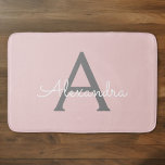 Blush Pink Grau Modernes Script Girly Monogram Nam Badematte<br><div class="desc">Blush Pink und Gray Simple Script Monogram Name Bath Mats. Das macht den perfekten Abschluss,  Geburtstag,  Hochzeit,  Brautdusche,  Jubiläumsdusche,  Babydusche oder Bachelorette-Party-Geschenk für jemanden,  der Glamour-Luxus und schicke Stile liebt.</div>