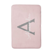Blush Pink Grau Modernes Script Girly Monogram Nam Badematte (Vorderseite Vertikal)