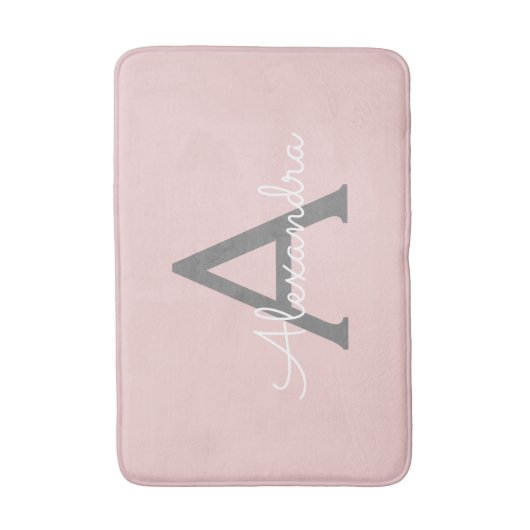 Blush Pink Grau Modernes Script Girly Monogram Nam Badematte (Vorderseite Vertikal)