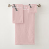 Blush Pink Grau Modernes Script Girly Monogram Nam Badhandtuch Set (Insitu)