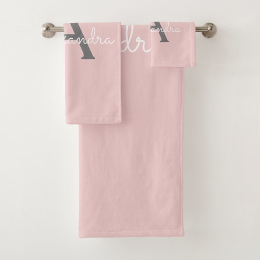 Blush Pink Grau Modernes Script Girly Monogram Nam Badhandtuch Set (Insitu)