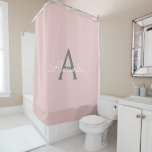 Blush Pink Grau Modernes Script Girly Monogram Nam Duschvorhang<br><div class="desc">Rosa und graue Monogramm Name Badezimmer Duschvorhang. Das macht den perfekten 16 Geburtstag,  Hochzeit,  Brautparty,  Jubiläum,  Babydusche oder Junggeselinnen-Abschied Geschenk für jemanden,  der Lieben glamourösen Luxus und schicke Stile.</div>