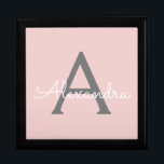 Blush Pink Grau Modernes Script Girly Monogram Nam Erinnerungskiste<br><div class="desc">Blush Pink und Gray Simple Script Monogram Name Juwelry Keepake Box. Dies macht den perfekten Abschluss,  Geburtstag,  Hochzeit,  Brautparty,  Jubiläum,  Babydusche oder Junggeselinnen-Abschied Geschenk für jemanden,  die Lieben glamourösen Luxus und schicke Stile.</div>