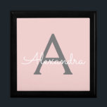 Blush Pink Grau Modernes Script Girly Monogram Nam Erinnerungskiste<br><div class="desc">Blush Pink und Gray Simple Script Monogram Name Juwelry Keepake Box. Dies macht den perfekten Abschluss,  Geburtstag,  Hochzeit,  Brautparty,  Jubiläum,  Babydusche oder Junggeselinnen-Abschied Geschenk für jemanden,  die Lieben glamourösen Luxus und schicke Stile.</div>