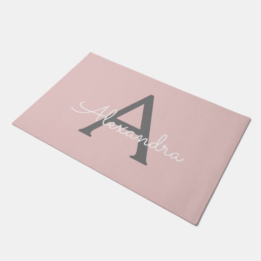 Blush Pink Grau Modernes Script Girly Monogram Nam Fußmatte (Schrägansicht)
