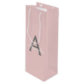 Blush Pink Grau Modernes Script Girly Monogram Nam Geschenktüte Für Weinflaschen (Vorderseite Schrägansicht)