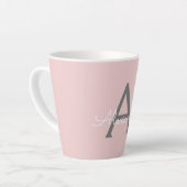 Blush Pink Grau Modernes Script Girly Monogram Nam Milchtasse (Linke Ecke)