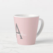 Blush Pink Grau Modernes Script Girly Monogram Nam Milchtasse (Rechte Ecke)