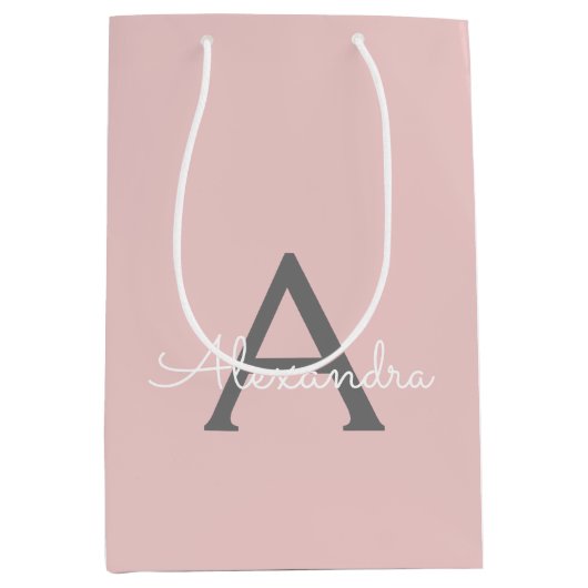 Blush Pink Grau Modernes Script Girly Monogram Nam Mittlere Geschenktüte (Vorderseite)
