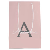 Blush Pink Grau Modernes Script Girly Monogram Nam Mittlere Geschenktüte (Rückseite)