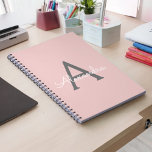 Blush Pink Grau Modernes Script Girly Monogram Nam Notizblock<br><div class="desc">Blush Pink und Gray Simple Script Monogram Name Spiral Notebook Planner. Das macht den perfekten 16 Geburtstag,  Hochzeit,  Brautparty,  Jubiläum,  Babydusche oder Junggeselinnen-Abschied Geschenk für jemanden,  der Lieben glamourösen Luxus und schicke Stile.</div>
