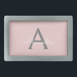 Blush Pink Grau Modernes Script Girly Monogram Nam Rechteckige Gürtelschnalle<br><div class="desc">Blush Pink und Gray Simple Script Monogram Name Gürtelschnalle. Das macht den perfekten Abschluss,  süß 16 16.,  18.,  21.,  30.,  40.,  50.,  60.,  70.,  80.,  90.,  100. Geburtstag,  Hochzeit,  Brautparty,  Jubiläum,  Babydusche oder Junggeselinnen-Abschied Geschenk für jemanden,  der Luxus und Chic Stil Lieben glänze.</div>