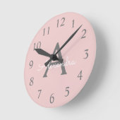 Blush Pink Grau Modernes Script Girly Monogram Nam Runde Wanduhr (Winkel)