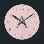 Blush Pink Grau Modernes Script Girly Monogram Nam Runde Wanduhr<br><div class="desc">Blush Pink und Gray Simple Script Monogram Name Clock. Das macht den perfekten 16 Geburtstag,  Hochzeit,  Brautparty,  Jubiläum,  Babydusche oder Junggeselinnen-Abschied Geschenk für jemanden,  der Lieben glamourösen Luxus und schicke Stile.</div>