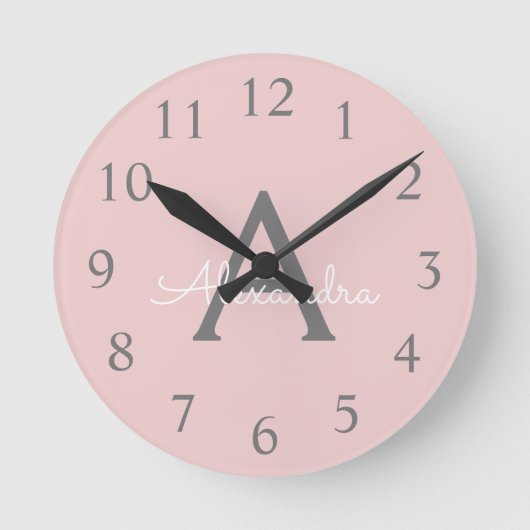 Blush Pink Grau Modernes Script Girly Monogram Nam Runde Wanduhr (Vorderseite)