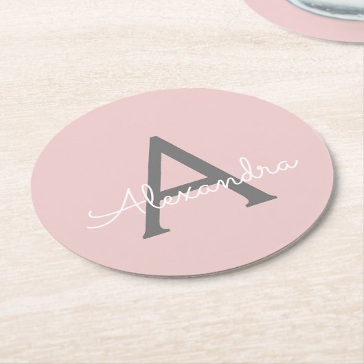Blush Pink Grau Modernes Script Girly Monogram Nam Runder Pappuntersetzer (Angewinkelt)