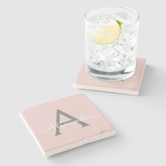 Blush Pink Grau Modernes Script Girly Monogram Nam Steinuntersetzer (Seitenansicht)