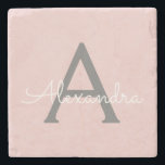 Blush Pink Grau Modernes Script Girly Monogram Nam Steinuntersetzer<br><div class="desc">Pinselpinke und graue einfache Script Monogram Name Stone Tile. Das macht den perfekten Abschluss,  süßen 16 Geburtstag,  Hochzeit,  Brautparty,  Jubiläum,  Babydusche oder Junggeselinnen-Abschied Geschenk für jemanden,  die Lieben glamourösen Luxus und schicke Stile.</div>