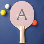 Blush Pink Grau Modernes Script Girly Monogram Nam Tischtennis Schläger<br><div class="desc">Blush Pink und Graues Script Monogram Name Ping Pong Paddle Paddel. Das macht den perfekten 16 Geburtstag,  Hochzeit,  Brautparty,  Jubiläum,  Babydusche oder Junggeselinnen-Abschied Geschenk für jemanden,  der Lieben glamourösen Luxus und schicke Stile.</div>