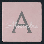 Blush Pink Grau Modernes Script Girly Monogram Nam Töpfeuntersetzer<br><div class="desc">Blush Pink und Gray Simple Script Monogram Name Trivet Stone. Dies macht den perfekten Abschluss,  Geburtstag,  Hochzeit,  Brautparty,  Jubiläum,  Babydusche oder Junggeselinnen-Abschied Geschenk für jemanden,  die Lieben glamourösen Luxus und schicke Stile.</div>