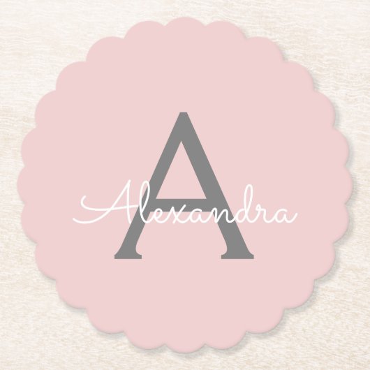 Blush Pink Grau Modernes Script Girly Monogram Nam Untersetzer (Vorderseite)