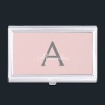 Blush Pink Grau Modernes Script Girly Monogram Nam Visitenkarten Dose<br><div class="desc">Blush Pink und Gray Simple Script Monogram Name Business Card Holder. Das macht den perfekten 16 Geburtstag,  Hochzeit,  Brautparty,  Jubiläum,  Babydusche oder Junggeselinnen-Abschied Geschenk für jemanden,  der Lieben glamourösen Luxus und schicke Stile.</div>