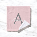 Blush Pink Grau Modernes Script Girly Monogram Nam Waschlappen<br><div class="desc">Blush Pink und Gray Simple Script Monogram Name Spiral Notebook Planner. Das macht den perfekten 16 Geburtstag,  Hochzeit,  Brautparty,  Jubiläum,  Babydusche oder Junggeselinnen-Abschied Geschenk für jemanden,  der Lieben glamourösen Luxus und schicke Stile.</div>